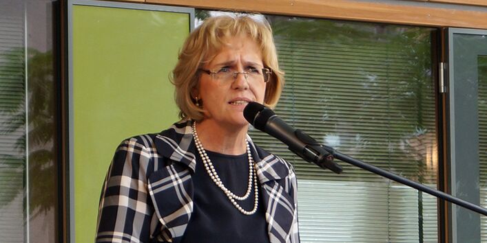 Sabrina Nußbeck, Bürgermeisterin der Stadt Dessau-Roßlau, am Rednerpult