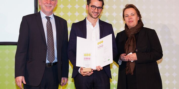 Der Gewinner posiert mit der Trophäe und der Urkunde mit UBA-Präsident Flasbarth und Staatssekretärin Heinen-Esser für ein Foto