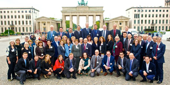 Gruppenfoto vor dem Berliner Brandenburger Tor