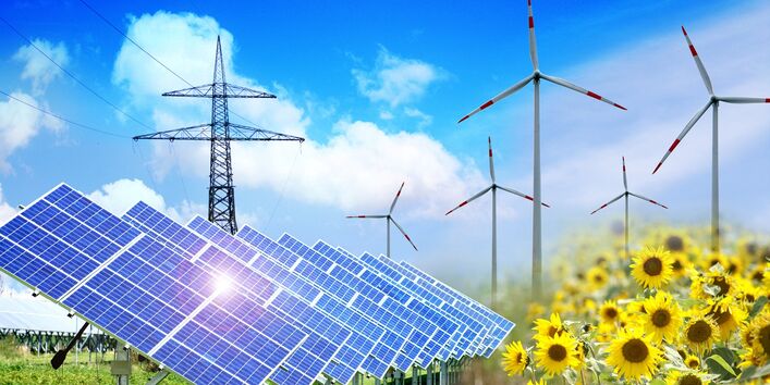 Solarpark, Windräder, Energiefreileitung und Sonnenblumenfeld