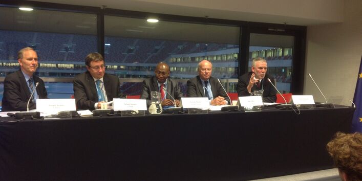 Jochen Flasbarth mit anderen Rednern auf einem Podium