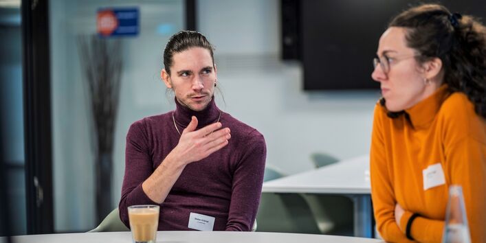 Teilnehmer in einer Diskussionsrunde