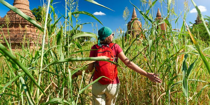 Touristin zwischen buddhistischen Stätten