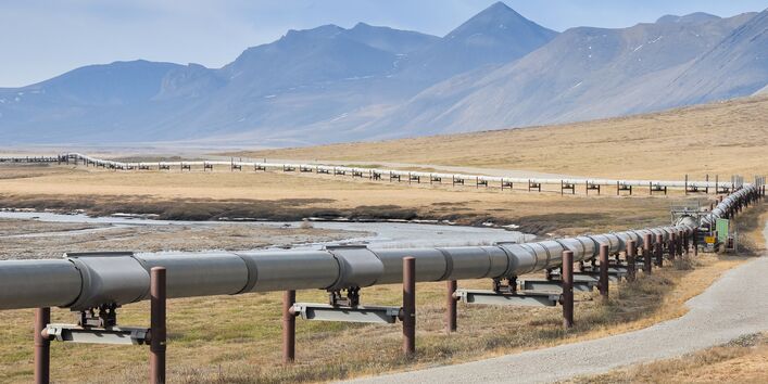 Ölpipeline, im Hintergrund Berge 