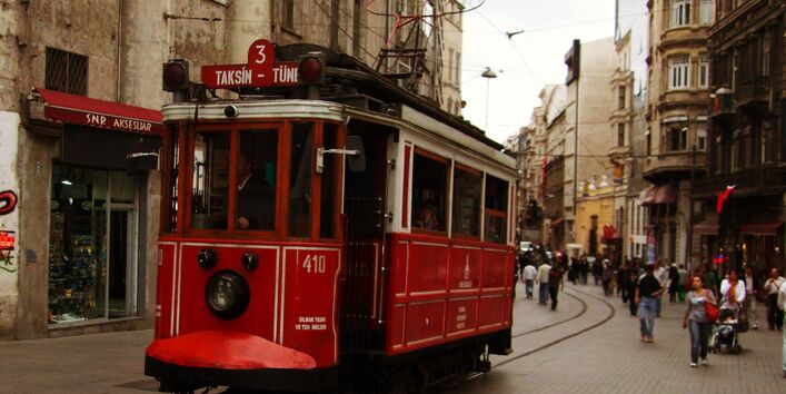 Die historische Straßenbahn im Zentrum von Istanbul