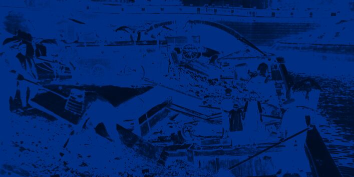 Müllverladung auf Kähne: Mehrere Arbeiter schaufeln Müll direkt auf Kähne im Hafen