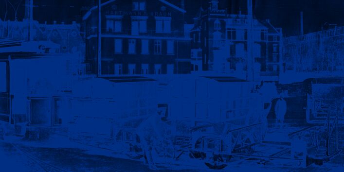 Straßenbahn mit zwei Waggons, Fahrer und Arbeiter