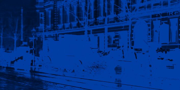 Pferdewagen sammelt auf der Straße Müll ein