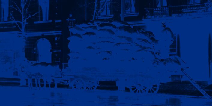 Ein Arbeiter steht auf der Ladefläche eines Pferdewagens, auf der viele Säcke gestapelt sind. Davor steht eine Leiter, über die er auf den Wagen gekommen ist. 