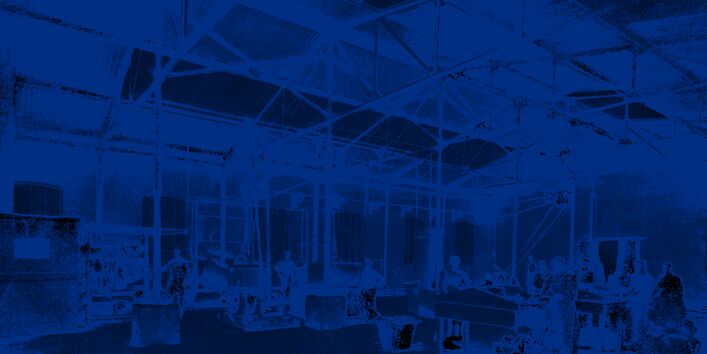 Große Halle, in der Arbeiter Lumpen sortieren