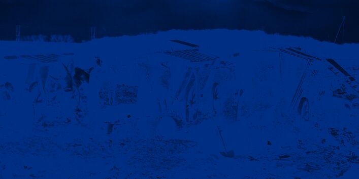 Mehrere Arbeiter reinigen drei Pferdewagen