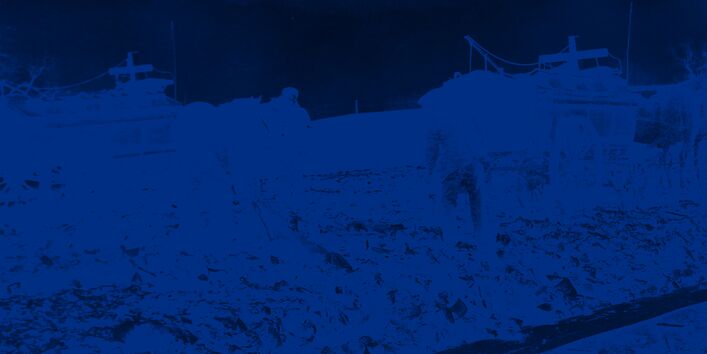 Arbeiter sortieren Abfall mit Heuharken