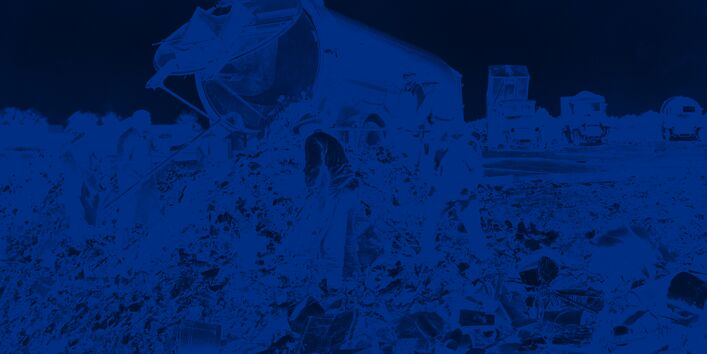 Entleerung eines Müllwagens mit großer Tonne