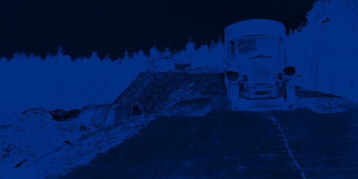 Aufschüttung eines Müllbergs im Stadtwald mit LKW