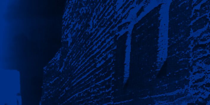 Abschüssige Auslassungen in der Mauer eines antiken Steinhauses durch die Müll aus dem Gebäude in Tongefäße auf der Straße darunter entsorgt wurde. 