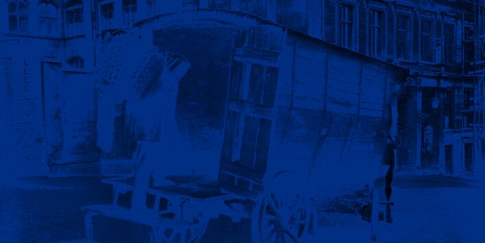 Entleerung von Müllsammelgruben mit Weidenkörben und Bollerwagen