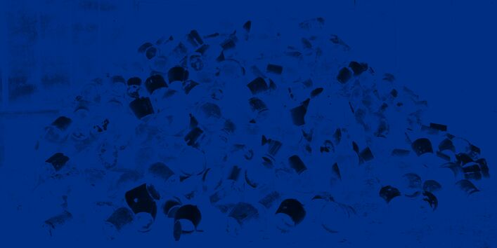 Stapel von Metallmülleimern