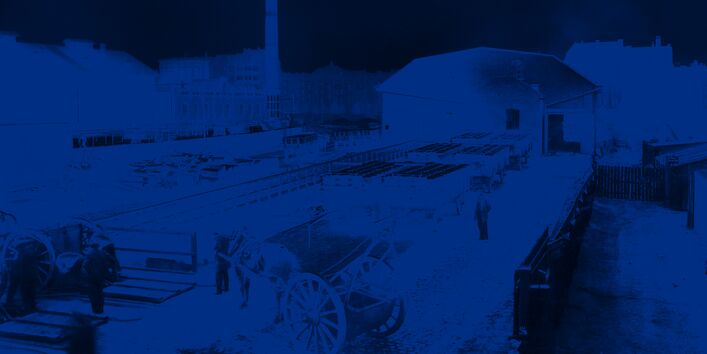 Fabrikgelände auf dem Mülltonen auf Pfederwagenverladen werden