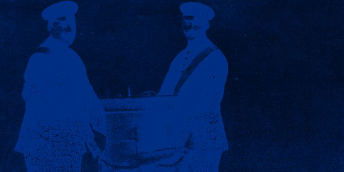 Entleerung der Wechselbodentonne durch zwei Männer mit einem Sack