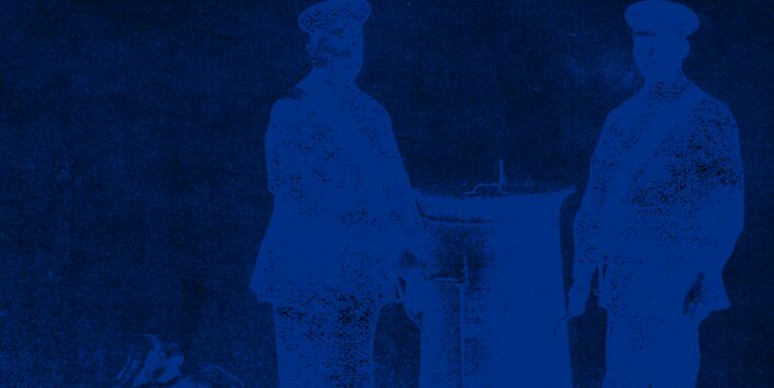 Montage des Bodens durch zwei Männer