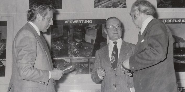 Hannover Messe 1977: UBA-Präsident Heinrich von Lersner (mitte) erläutert das Konzept des Umweltbundesamtes zur Rückgewinnung von Wertstoffen aus kommunalen Abfällen.