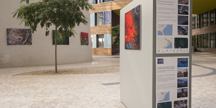 Infotafeln erläutern Art und Auswirkung der dargestellten Umweltschäden