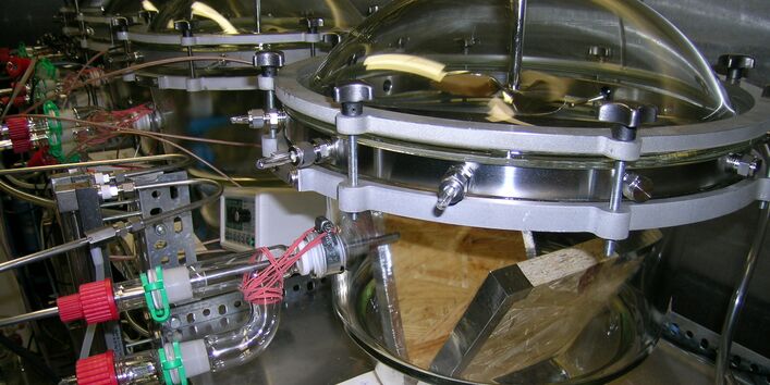 Spanplatte befindet sich in einer Prüfkammer, um schädliche Substanzen zu ermitteln