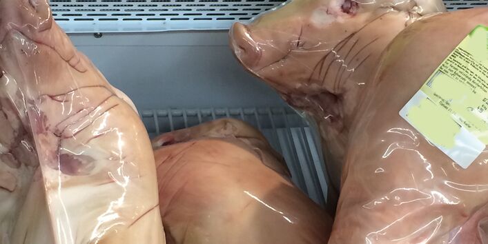 Spanferkel in Folie im Kühlfach