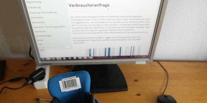 Eine Person macht eine Verbraucheranfrage via PC