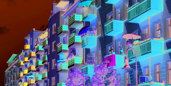 Blockrandbebauung: Mehrere Mehrfamilienhäuser, Neu- und Altbauten mit bepflanzten Balkonen,  Dachausbauten