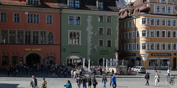 Marktplatz in Regensburg mit Menschen.