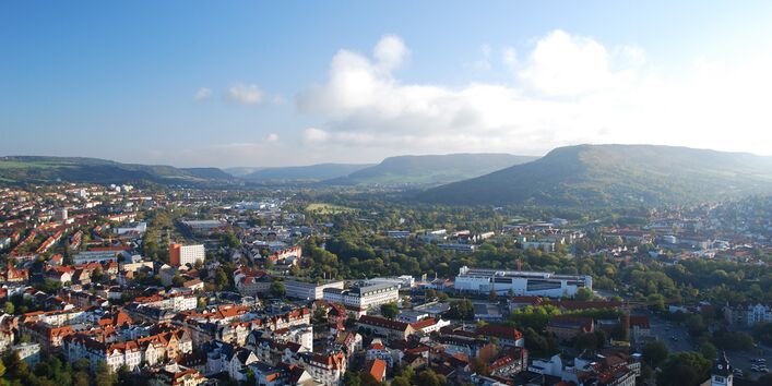 Luftbild der Stadt Jena an einem sonnigen Tag