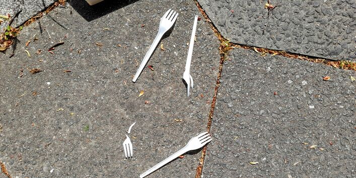 Plastikgabeln auf Pflastersteinen