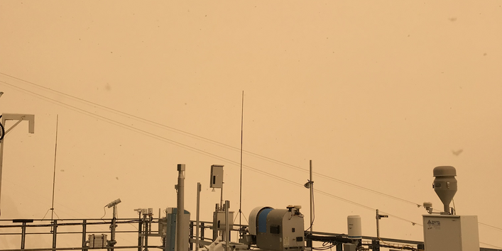 Auf dem Foto sind verschiedene Messgeräte auf einer Terrasse zu erkennen. Alles ist orange-ocker eingefärbt. Im Hintergrund ist durch die Trübung nichts zu sehen. 