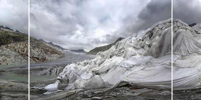 weiße Tücher formen einen Müll-Gletscher