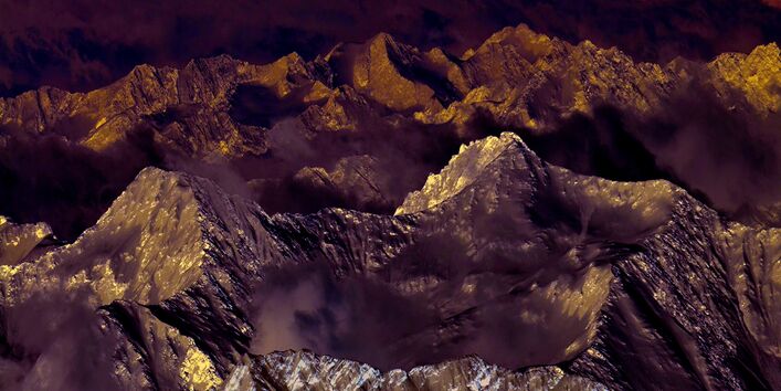 Schneebedeckte Berge mit Wolken.