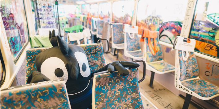 Bunte Sitze in der Straßenbahn in Chemnitz