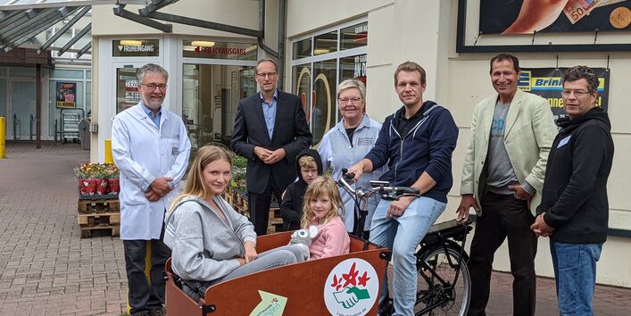 Gruppenfoto mit Lastenrad