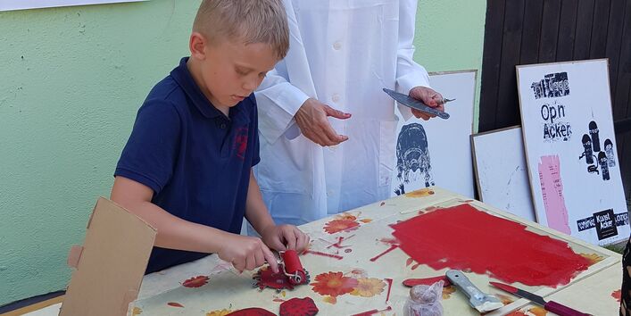 Junge bastelt an einem Tisch