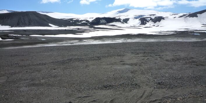 Antarktisches Festland mit schnee- und eisbedeckten Bergen im Hintergrund
