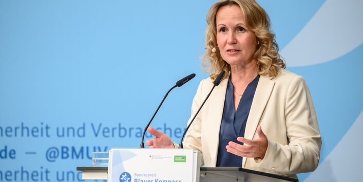 Bundesumweltministerin Steffi Lemke hielt anlässlich der Verleihung eine Rede am Rednerpult.