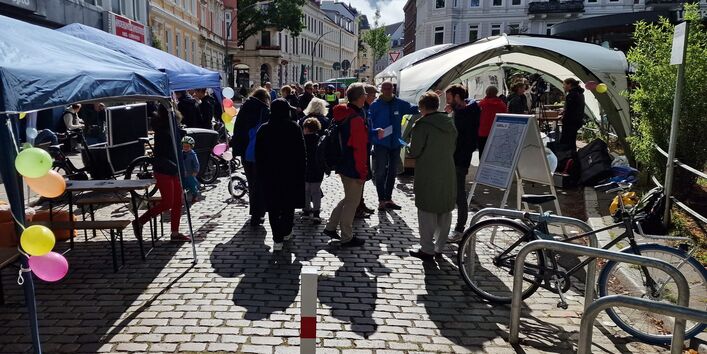 Marktplatz mit Menschen