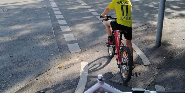 Kind auf dem Fahrrad zum Fußballtraining