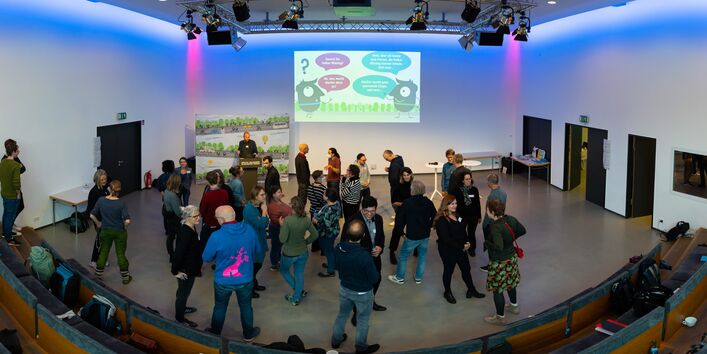 Teilnehmende lernen sich kennen