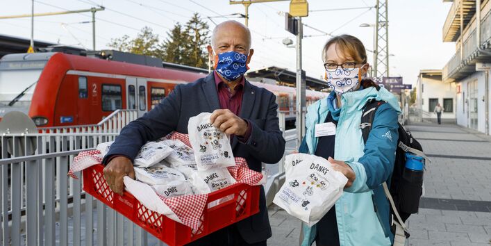 Frühstückstüten werden an Pendler verteilt