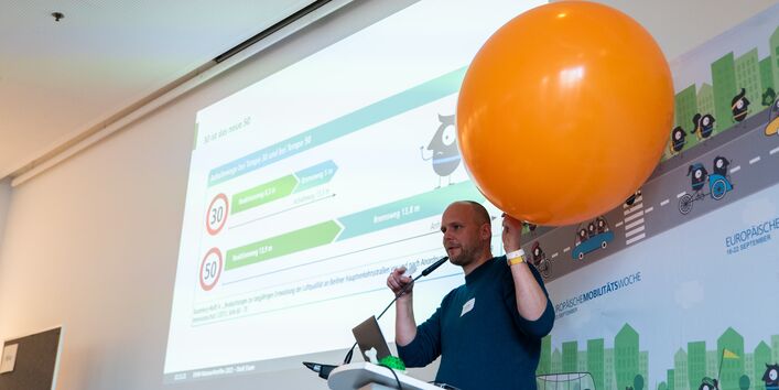 Norbert Krause erklärt die Aktion am Tag 2