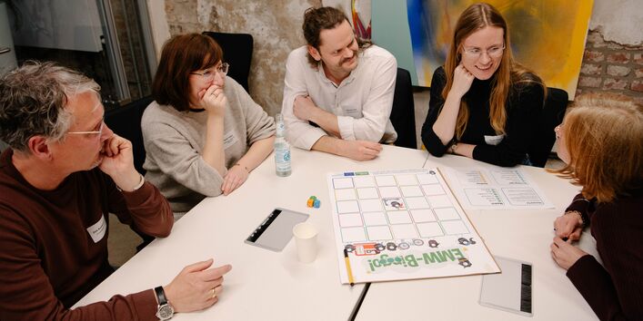 Teilnehmende spielen BINGO