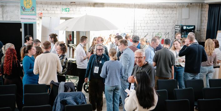 Teilnehmende tauschen sich aus