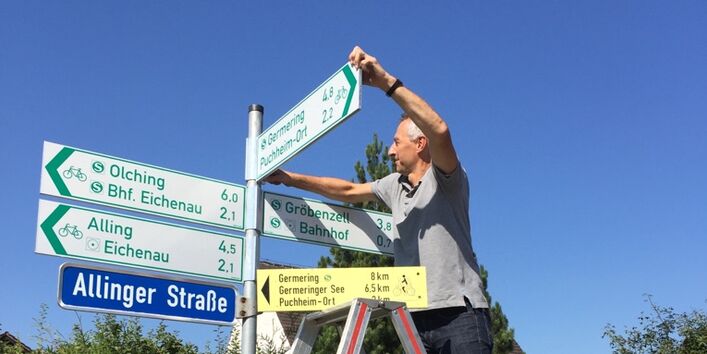 Radwegschild wird montiert