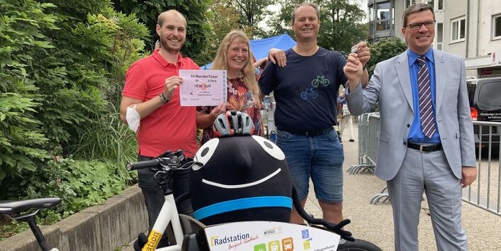 Zwei Familien im Rheinisch Bergischen Kreis tauschen Autoschlüssel gegen E-Lastenrad und ÖPNV-Ticket